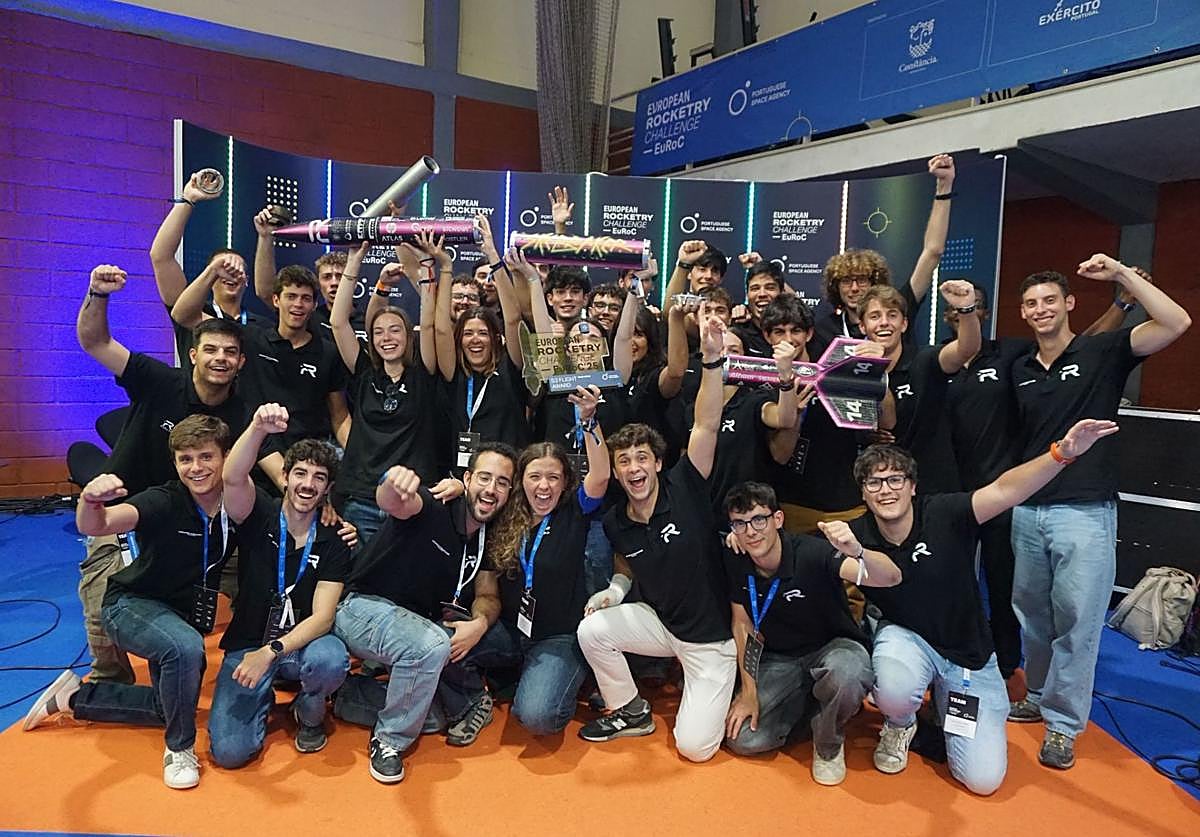 El equipo de la UPV que ha resultado vencedor con su Skybraker.