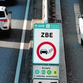 Señal de entrada en zona bajas emisiones y etiquetas autorizadas.