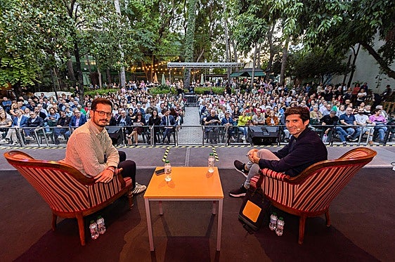 Sastre y Cerdà, durante la concersación en el jardín de Casa de la Marquesa.