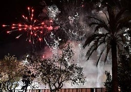 Una mascletà nocturna, en una imagen de archivo.