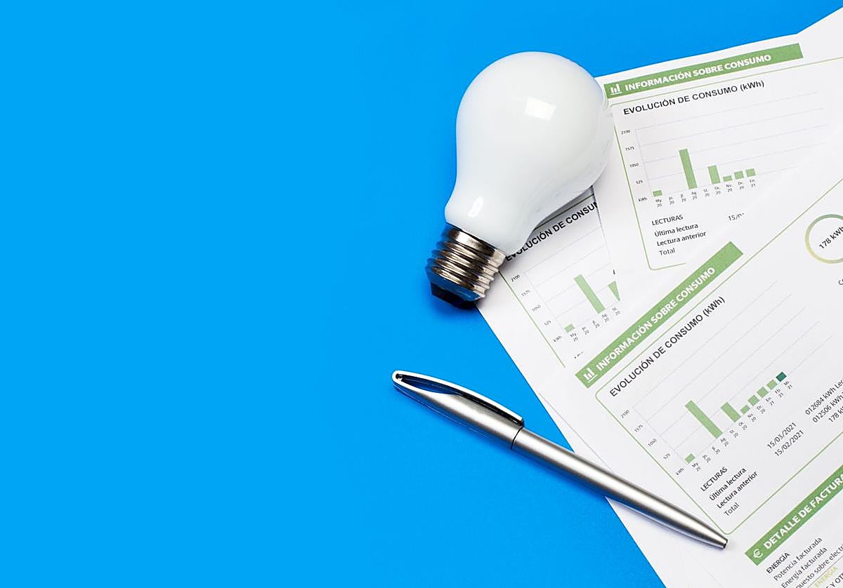 Factura de la luz junto a una bombilla.