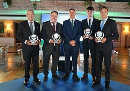 Los premiados en la gala de este viernes posan con su galardón.