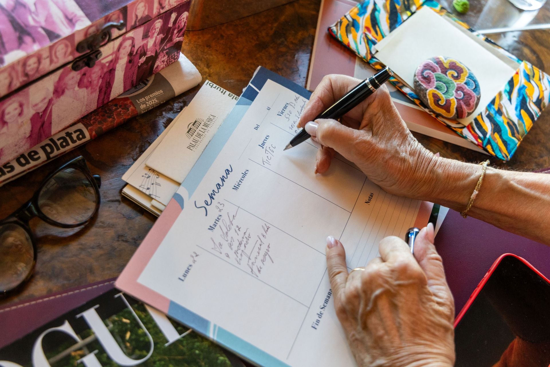 Agenda donde Mayrén Beneyto anota todas las fiestas a las que está invitada y qué ropa va a ponerse.