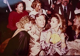 Mayrén Beneyto, con Eduardo Gamit, decorador de la Ópera de París, y Lucrecia Pret de Sava, mujer de Leonardo Ramón, en una fiesta de Distrito 10.