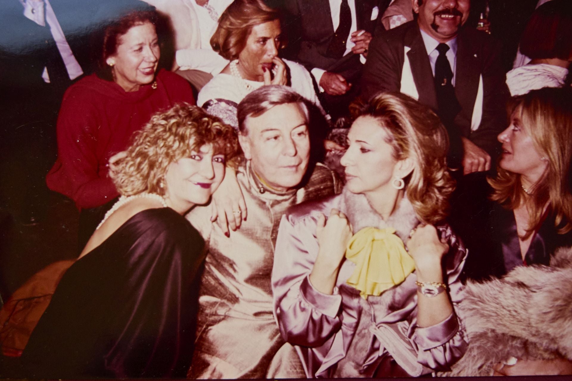 Mayrén con Eduardo Gamit, decorador de la Ópera de París y Lucrecia Pret de Sava, mujer de Leonardo Ramón, en una fiesta de Distrito 10. Lleva un traje de Juan Izquierdo.