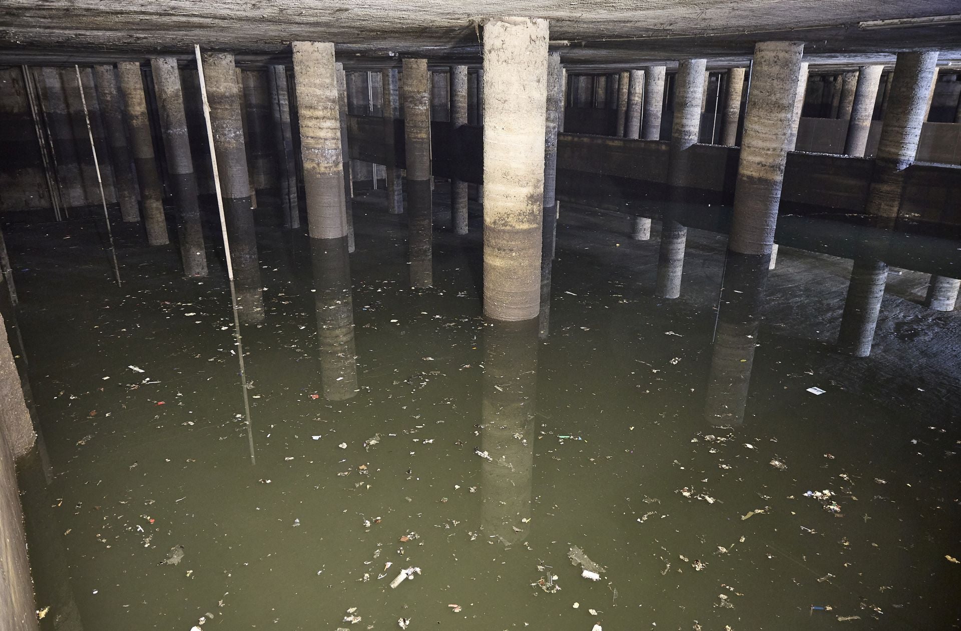 FOTOS | Dentro del tanque de tormentas de Eugenia Vinyes en Valencia