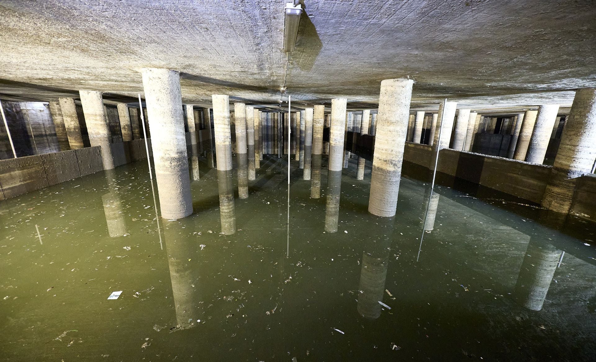 FOTOS | Dentro del tanque de tormentas de Eugenia Vinyes en Valencia