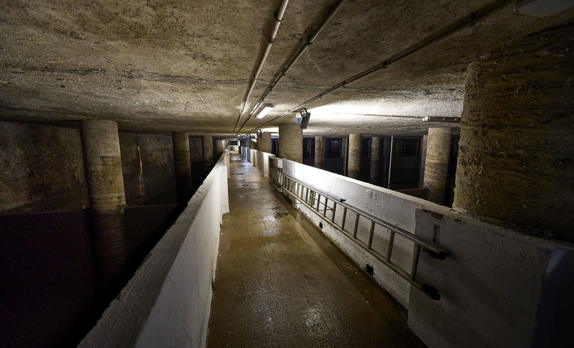 FOTOS | Dentro del tanque de tormentas de Eugenia Vinyes en Valencia