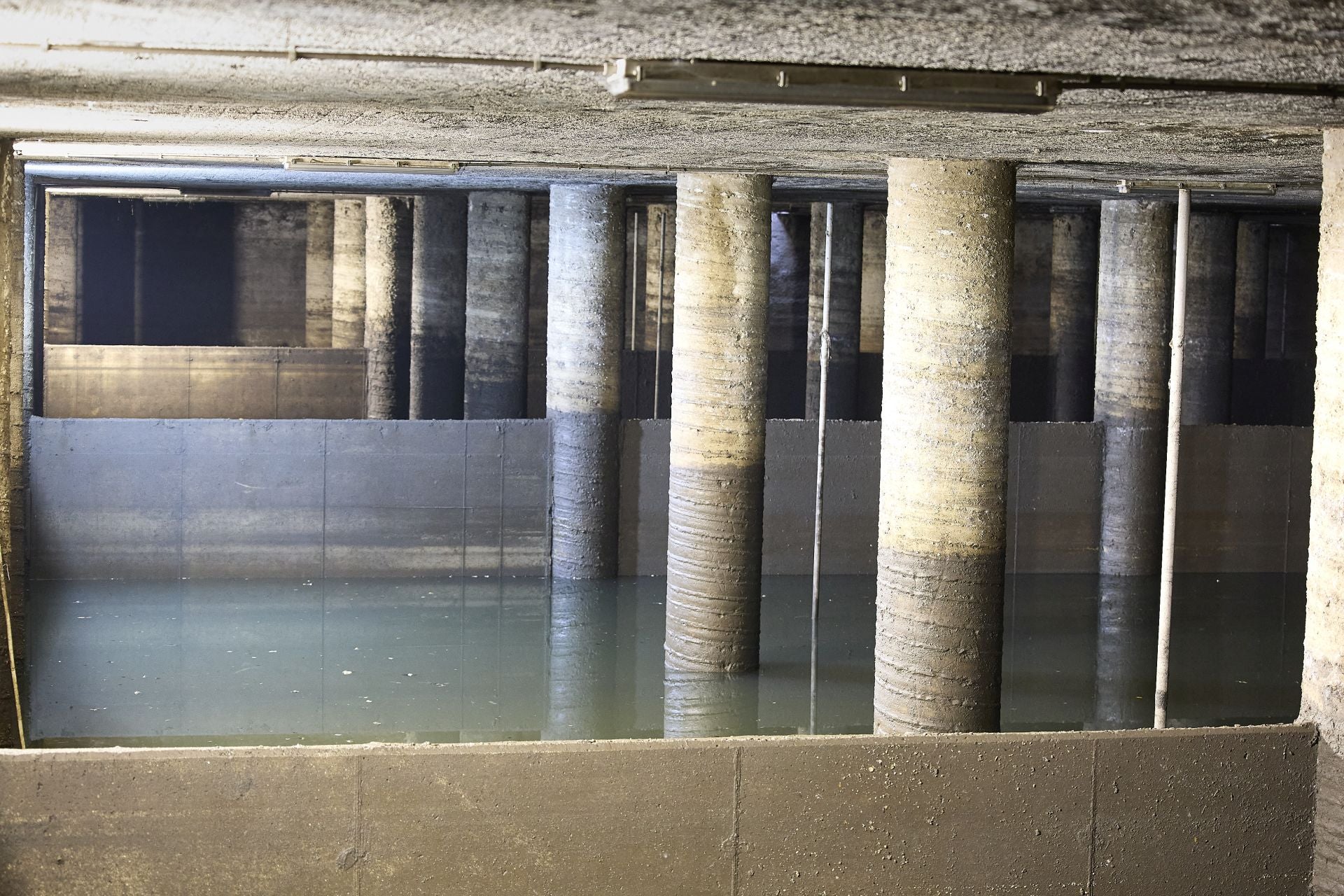 FOTOS | Dentro del tanque de tormentas de Eugenia Vinyes en Valencia
