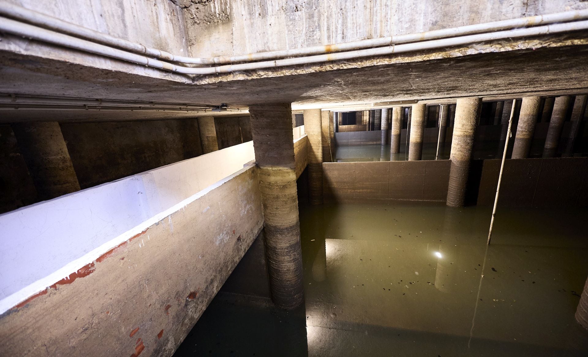 FOTOS | Dentro del tanque de tormentas de Eugenia Vinyes en Valencia