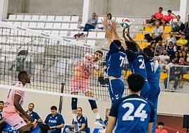 Javi Monfort trata de superar el triple bloqueo del rival.