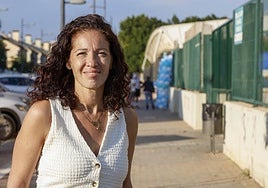 Alicia, junto a El Terrer, el campo donde entrena y compite a su hijo, y que acaba de reabrir tras quedar arrasada por la dana de octubre de 2024