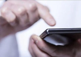 Una persona utiliza su teléfono móvil, en imagen de archivo.