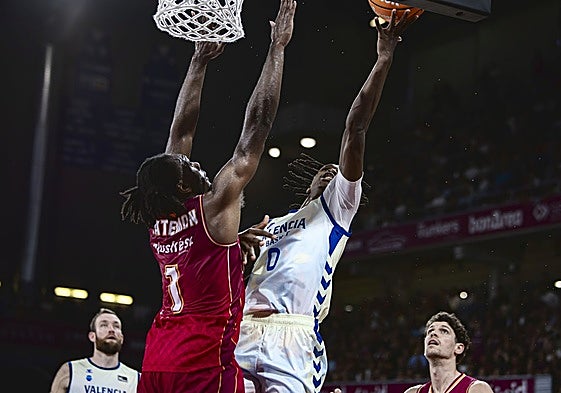 Badio ataca la canasta del Lleida ante la defensa de Batemon.