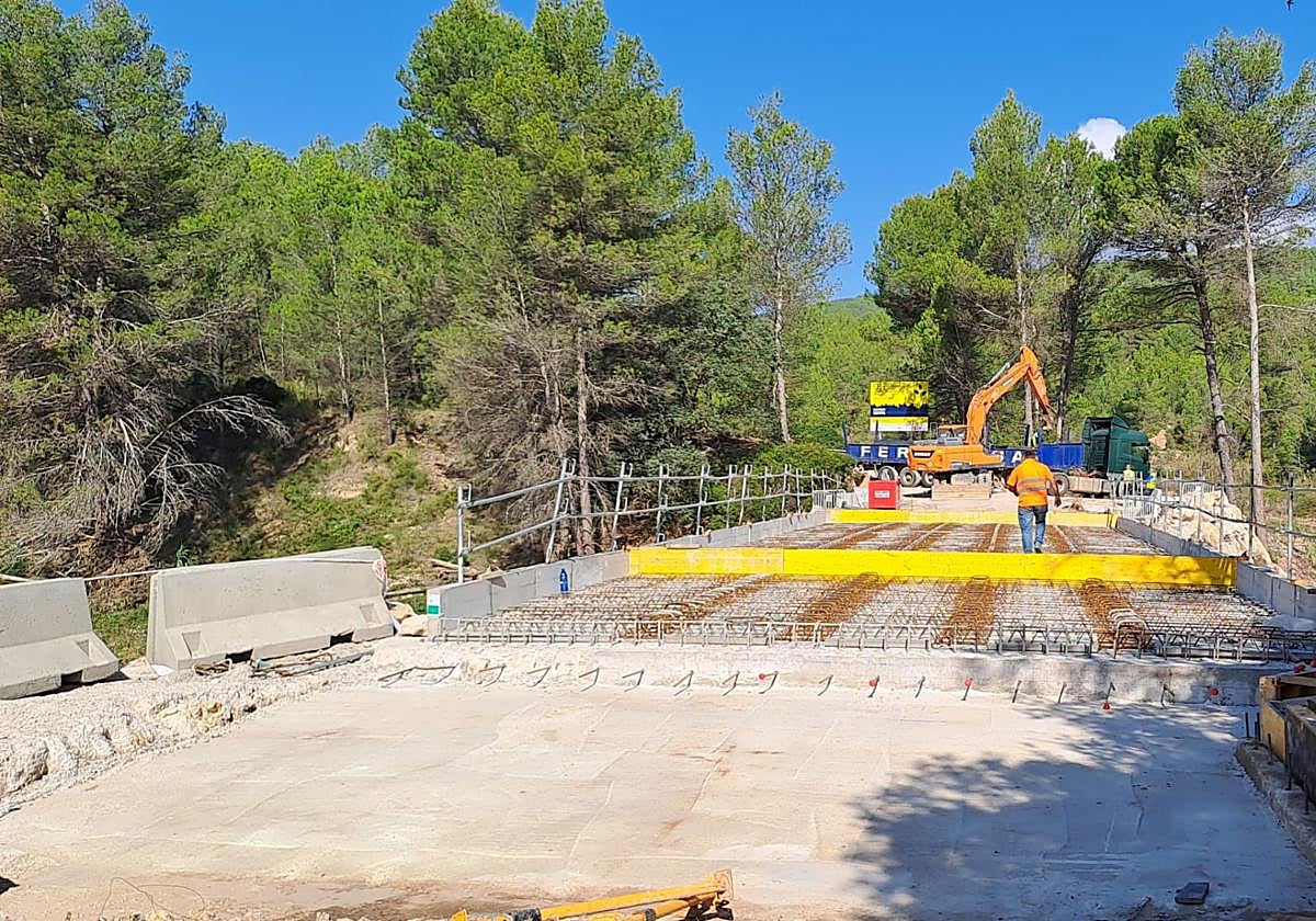 Uno de los puentes en reconstrucción en Yátova.