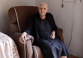 Pura, la anciana de 97 años que lleva un año viviendo en la andana de su casa en Paiporta.