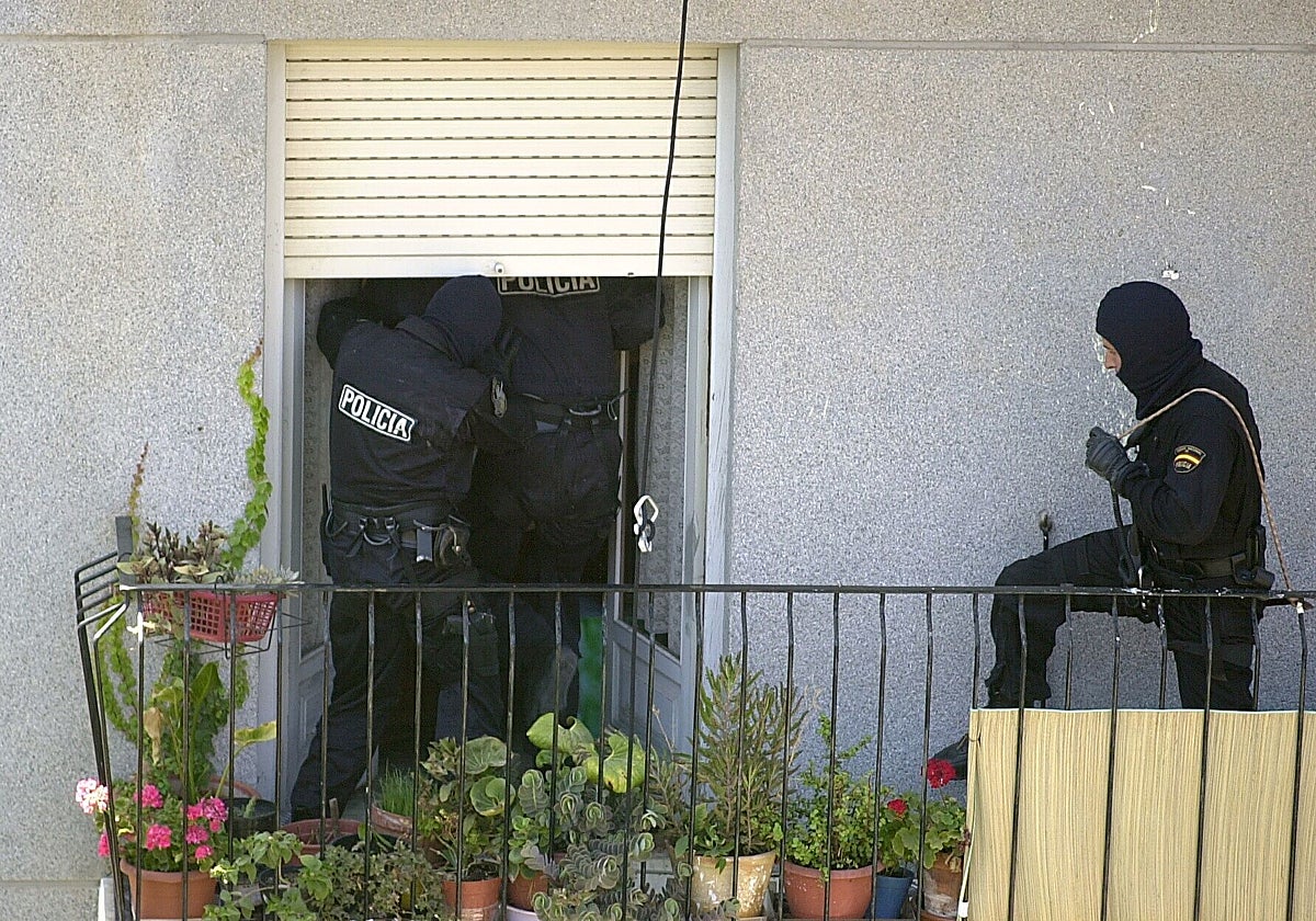 Dos agentes de la Policía Nacional, durante una intervención con un joven atrincherado en su casa de Elche, en una imagen de archivo.