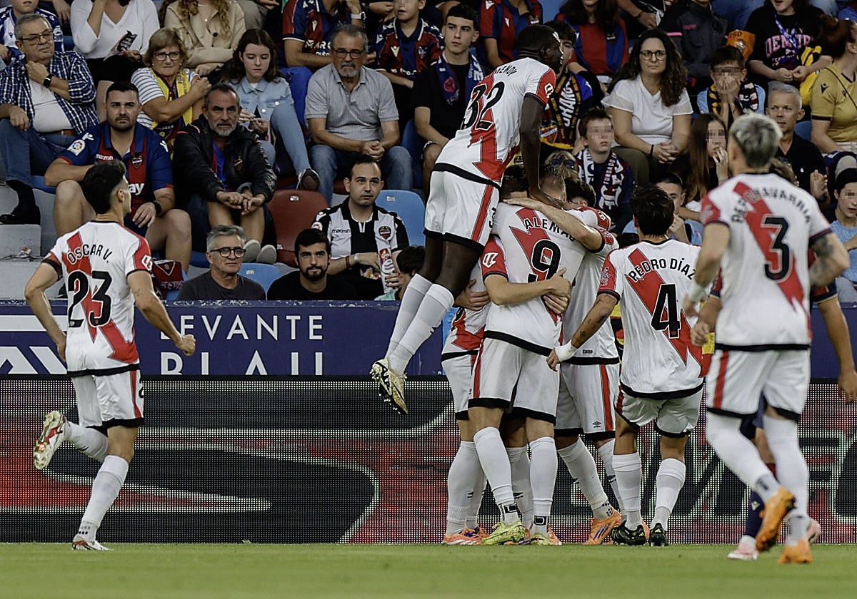 Los jugadores del Rayo celebran uno de los goles de De Frutos.