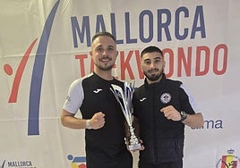 Dos miembros del Club Deportivo PIAAM Paiporta, con el trofeo de campeones.