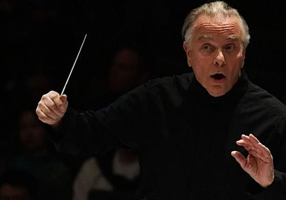 Sir Mark Elder durante un concierto.