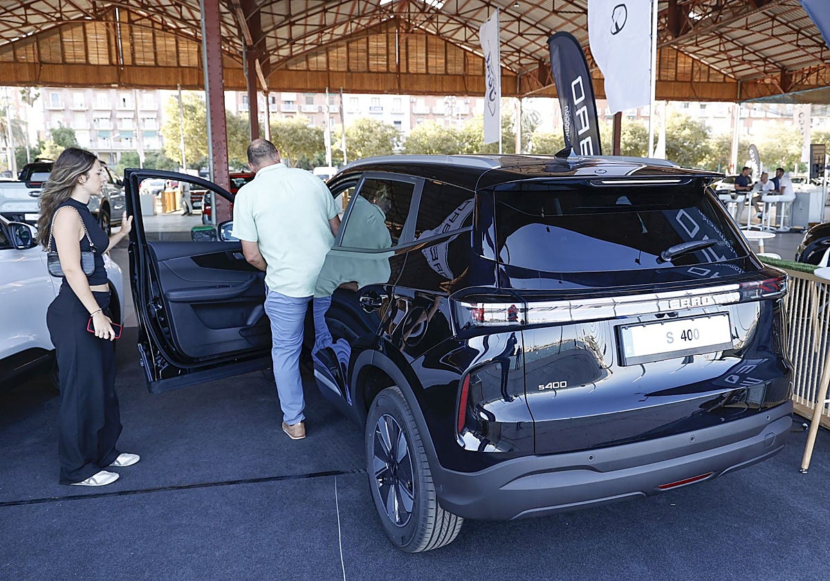 Un hombre prueba un coche eléctrico en la feria Ecomov organizada por LAS PROVINCIAS