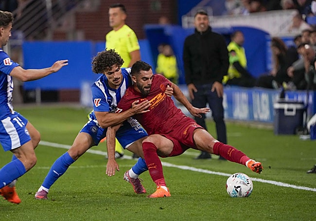 El exjugador del Alavés Luis Rioja protege un balón ante Youssef Enríquez.