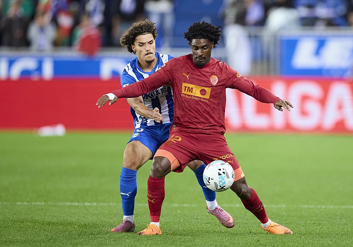 Thierry Correia intenta un control en Mendizorroza.