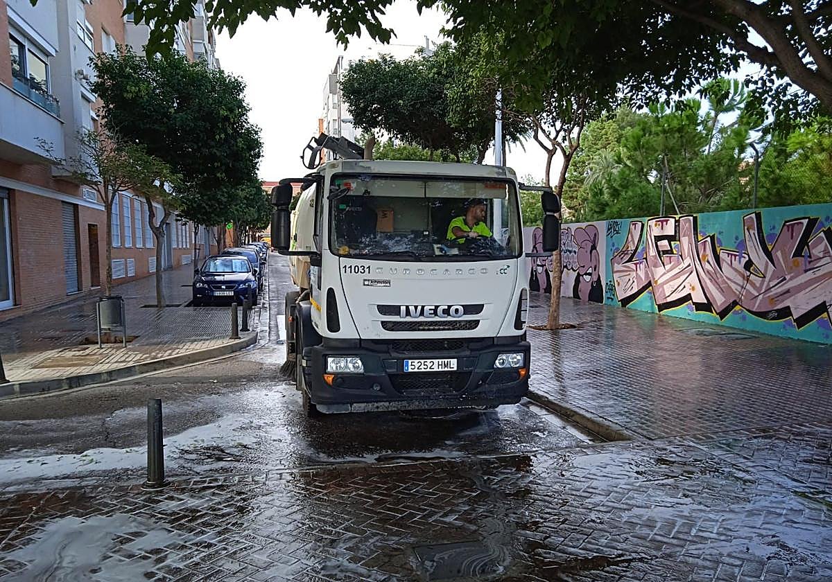 Camión de limpieza en una calle de Manises.