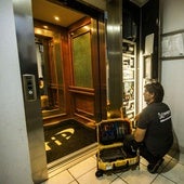 Un técnico repara el ascensor de una comunidad de vecinos.