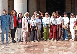 Pacientes de cáncer de mama metastásico posan con la alcaldesa de Valencia y varios concejales