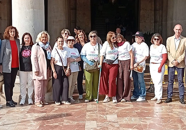 Pacientes de cáncer de mama metastásico posan con la alcaldesa de Valencia y varios concejales