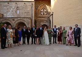 Las familias de los novios, al salir de la iglesia de San Juan del Hospital, donde se han casado.