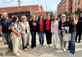 La ministra de Sanidad, junto a la delegada del Gobierno y representantes de las asociaciones de afectados por la dana, durante el encuentro celebrado para analizar los avances en la recuperación.