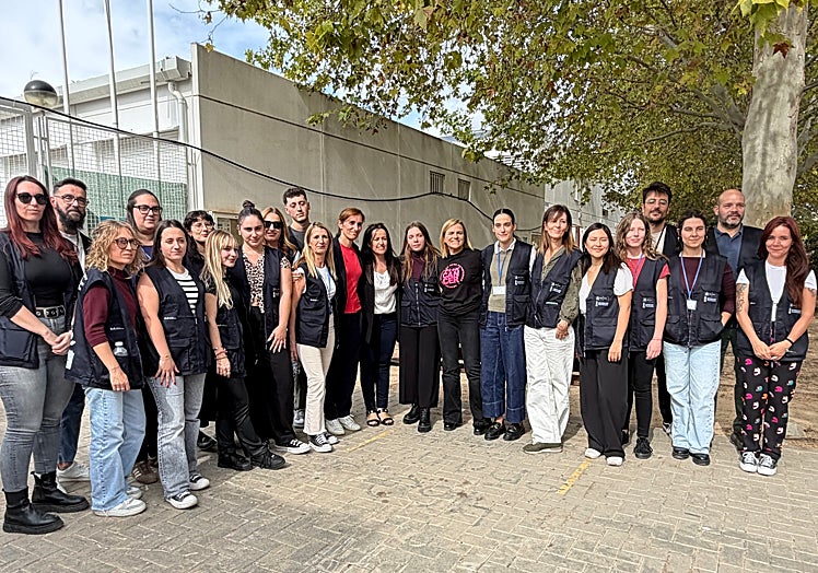 La ministra de Sanidad, junto a la alcaldesa de Catarroja, la delegada del Gobierno y miembros de la USME, durante la visita para conocer las actuaciones realizadas tras la dana