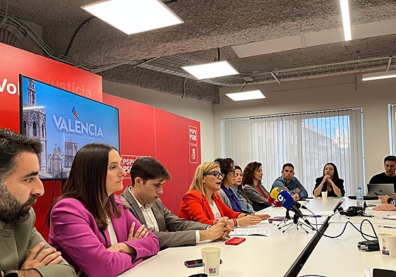 La delegada del Gobierno, Pilar Bernabé, durante el desayuno informativo en la sede del PSPV este lunes.