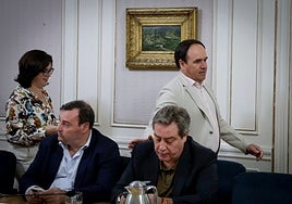 Pérez Llorca (síndic PP) saluda a LLanos (Vox) al pasar por detrás durante una Junta de Síndics.