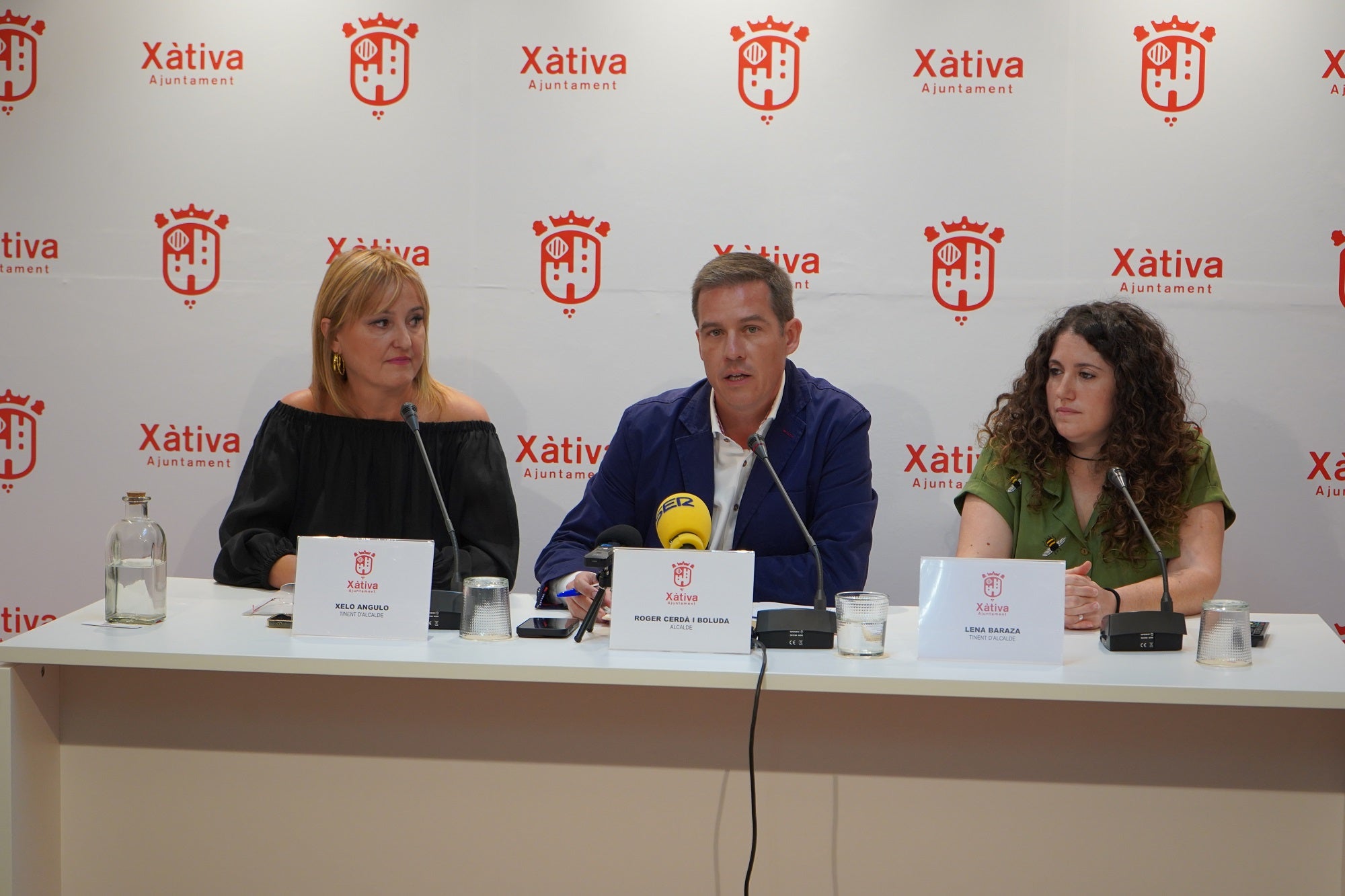 El alcalde junto a las concejalas Xelo Angulo y Lena Baraza.