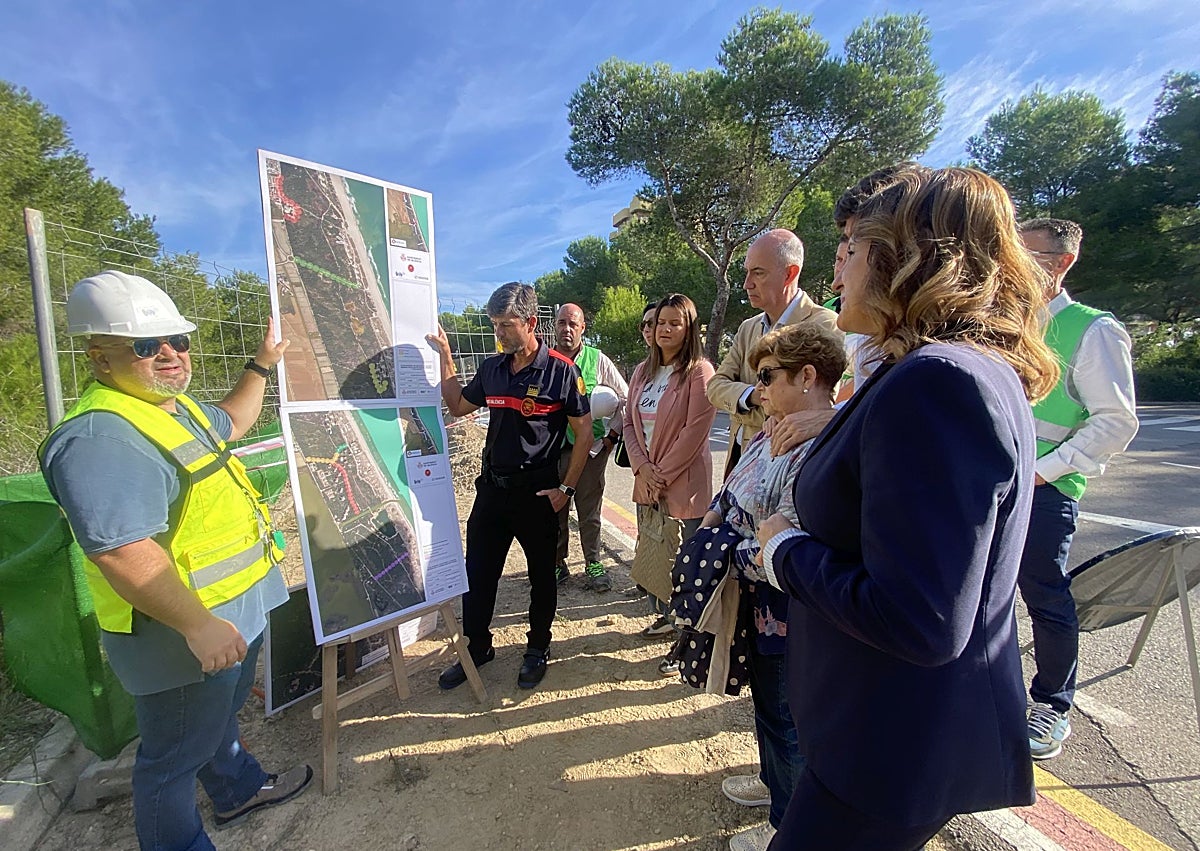 Imagen secundaria 1 - Explicación de la zona donde se van a implantar los cañones de aguas, y zanja de una obra.