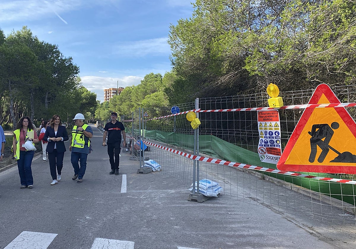 Visita de la alcaldesa de Valencia, Maria José Catalá, a la instalacion de los nuevos cañones de agua de El Saler.