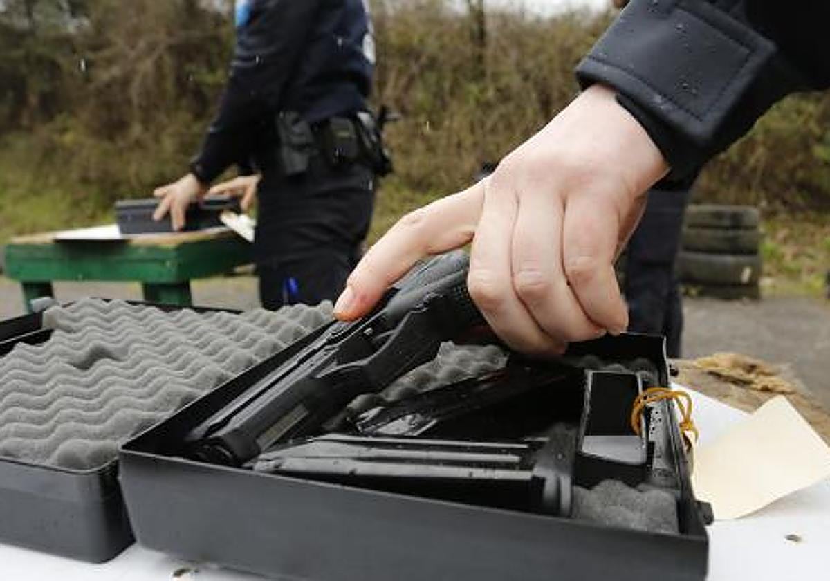 Agentes en una práctica de tiro, en una imagen de archivo.