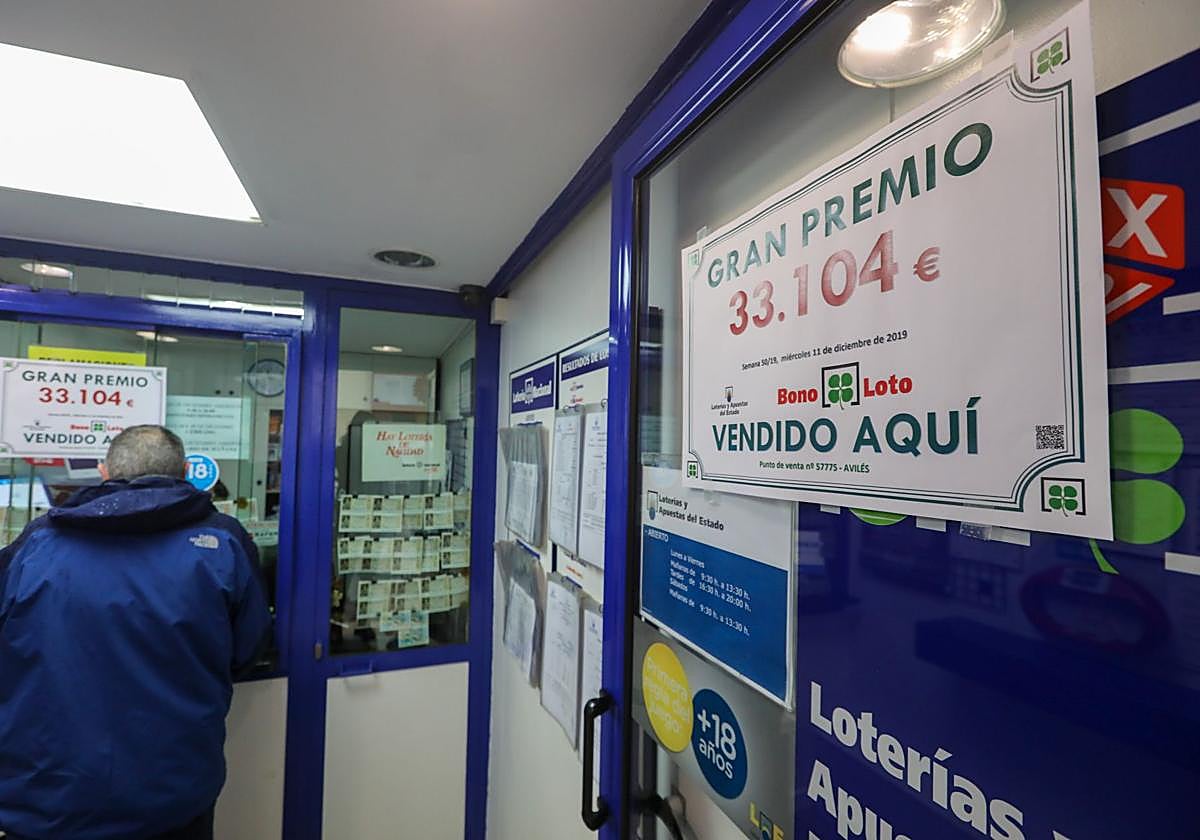 Premio de la Bonoloto en una administración de lotería. Imagen de archivo.