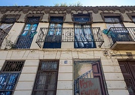 Casa típica del Cabanyal que se ha dividido en dos lotes para subastar el edificio, en la calle Los Ángeles 22.