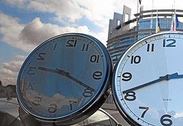 Cuánto dinero se ahorra con el cambio de hora en la factura de la luz