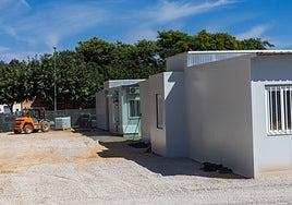 Barracones en colegios afectados por la dana.