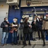 Varios afortunados festejan un premio de lotería.