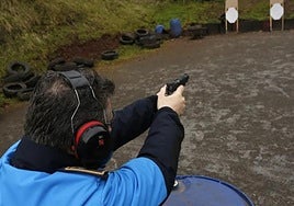 Agentes en una práctica de tiro, en una imagen de archivo.