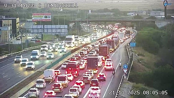 Dos accidentes en la A-3 y en la A-7 provocan retenciones kilométricas durante varias horas
