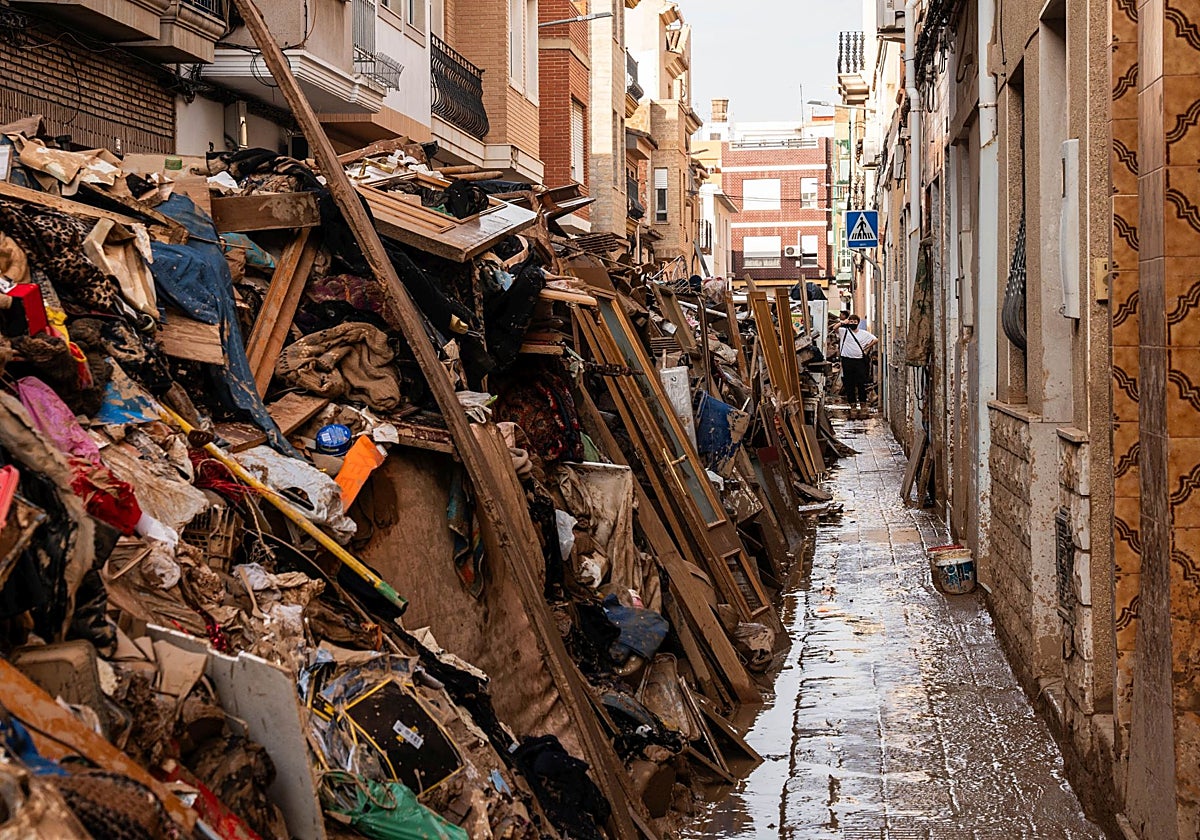 Escombros y basura acumulados en una calle de la zona cero de la dana.