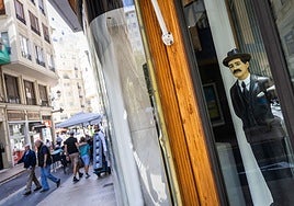 Figura que se contempla en el escaparate de Miralles y muchos visitan.