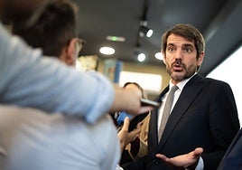 El ministro Ernest Urtasun en la librería La Moixeranga de Paiporta.